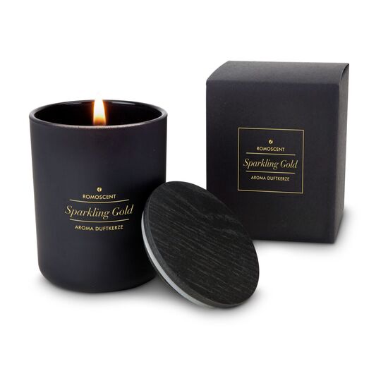 Ein Weihnachtsbaum aus Holz sowie eine Flasche Cabernet Sauvignon und eine Duftkerze „Sparkling Gold“ verpackt in einem naturfarbenen Weihnachtskarton.