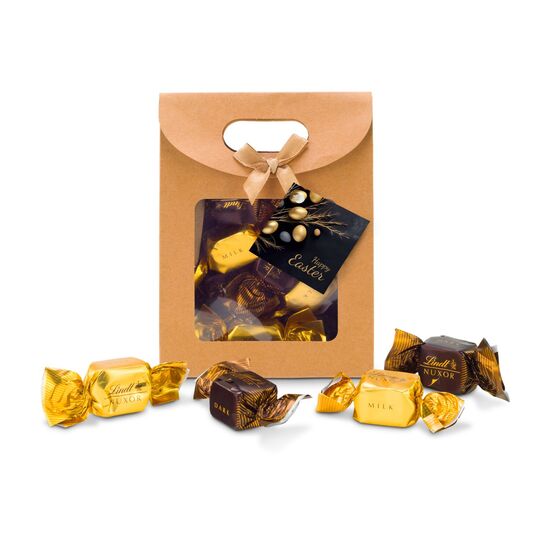 Je 4 Lindt-Nuxor-Pralinen (Feinherbe & Vollmilch Schokolade) verpackt in einer naturfarbenen Verpackung mit Schleife und Oser-Anhänger.