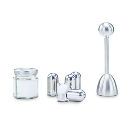Ein Set aus vier Minisalzstreuern, einem Eierköpfer und einem Glas Meersalz. Alles kommt verpackt in einer schwarzen Geschenkbox mit Aufkleber.