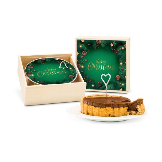 Nach traditionellem Bäckerhandwerk gebackener Schoko-Quarkkuchen mit Wunderkerze, geliefert in einer Holzkiste mit Deckelaufleger.