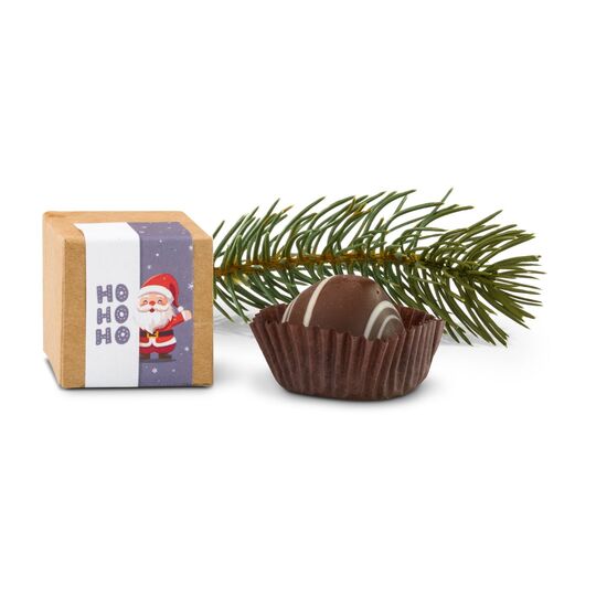 In der kleinen Geschenkbox mit Aufkleber ruht ein alkoholfreier Confiserie-Trüffel, veredelt mit feiner Mousse-au-Chocolat-Füllung.