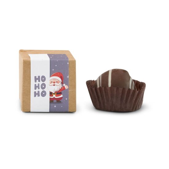In der kleinen Geschenkbox mit Aufkleber ruht ein alkoholfreier Confiserie-Trüffel, veredelt mit feiner Mousse-au-Chocolat-Füllung.