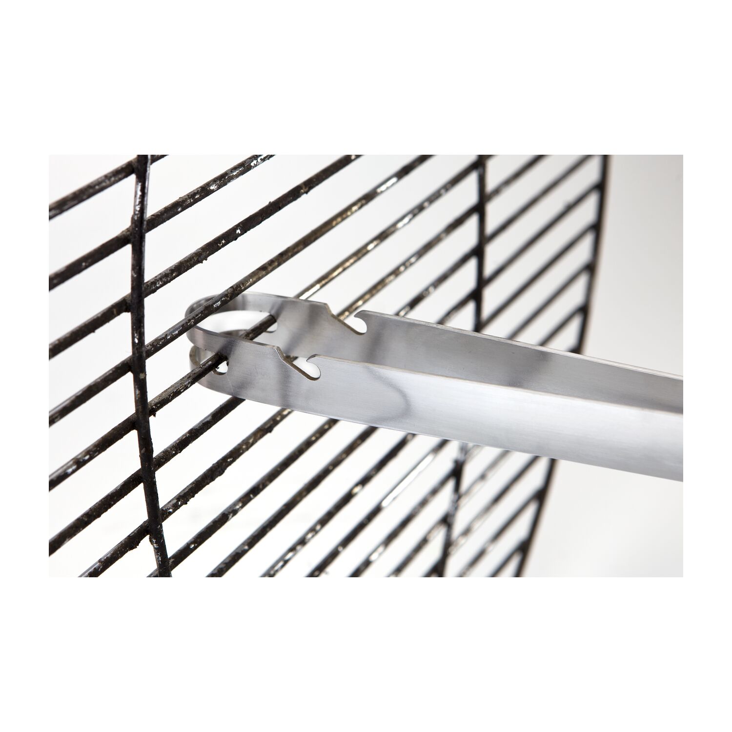 Eine ROMINOX® 5-in-1-Grillzange und ein Dip-Trio, verpackt in einer schwarzen Geschenkröhre mit einem Grillmotiv-Sticker.