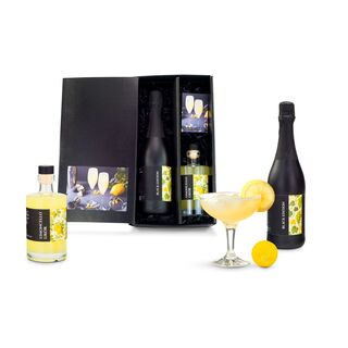 Sie erhalten einen Rezeptflyer, eine Flasche Sekt und eine Flasche Limoncello in einem schwarz-matten Geschenkkarton mit Aufkleber.