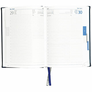 Buchkalender "Daily Chefkalender INT" im Format 14,5 x 20,5 cm, 416 Seiten, 4-spr. D-F-I-GB, 2-farbig grau/blau, mit runder Eckenperforation, Fadenheftung, 2 Lesebänder, Decke Arizona mittelblau, Vorderseite mit Blindprägung