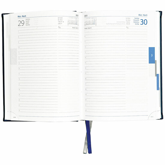 Buchkalender "Daily Chefkalender INT" im Format 14,5 x 20,5 cm, 416 Seiten, 4-spr. D-F-I-GB, 2-farbig grau/blau, mit runder Eckenperforation, Fadenheftung, 2 Lesebänder, Decke Arizona mittelblau, Vorderseite mit Blindprägung