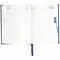 Buchkalender "Daily Chefkalender INT" im Format 14,5 x 20,5 cm, 416 Seiten, 4-spr. D-F-I-GB, 2-farbig grau/blau, mit runder Eckenperforation, Fadenheftung, 2 Lesebänder, Decke Arizona mittelblau, Vorderseite mit Blindprägung