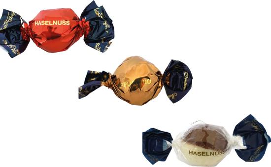 Weihnachtspralinés in Motivkartonage "Tannenbaum", Inhalt: Pralinen Milchschokolade und weiße Schokolade mit Haselnusscremefüllung ca. 120 g