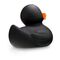 schwarze Badeente Blacky XXL im Großformat mit orangenem Schnabel. Größe: ca. 30 cm. Inklusive Quietschventil