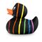 schwarze Badeente Rebecca Regenbogen mit sechs Streifen in Pink, Blau, Grün, Gelb, Orange und Rot, Größe: ca. 8 cm. Inklusive Quietschventil