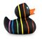 schwarze Badeente Rebecca Regenbogen mit sechs Streifen in Pink, Blau, Grün, Gelb, Orange und Rot, Größe: ca. 8 cm. Inklusive Quietschventil