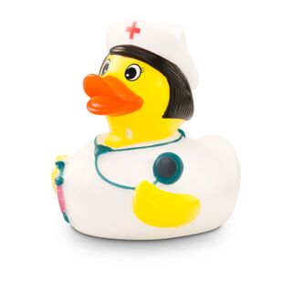 Badeente Kerstin Krankenschwester trägt ein klassisches Krankenschwestern-Outfit mit Haube auf dem Kopf. Sie trägt ein Stethoskop um den Hals und hält eine Spritze in der Hand. Größe: ca. 8 cm. Inklusive Quietschventil