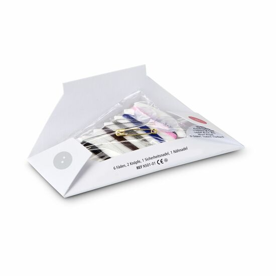 Das handliche Nähset im Kartonmäppchen enthält 6 Fäden, 2 Knöpfe, 1 Sicherheitsnadel und 1 Nähnadel