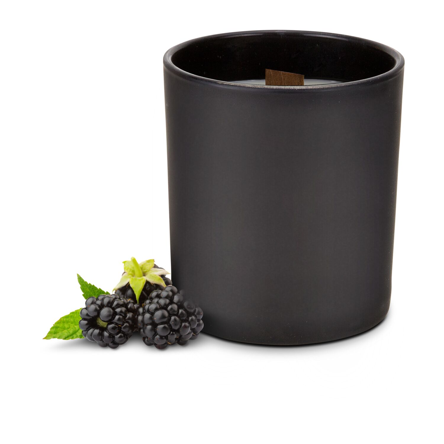Gemütliche Aromakerze mit Brombeer-Duft, breiter Holzdocht, elegantes schwarz-mattes Glas. Brenndauer: ca. 40 Stunden