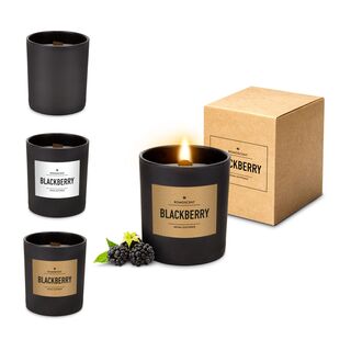 Gemütliche Aromakerze mit Brombeer-Duft, breiter Holzdocht, elegantes schwarz-mattes Glas. Brenndauer: ca. 40 Stunden