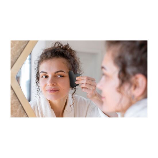 Massagestein aus schwarzem Obsidian in schicker Metalldose, für die Verwendung der traditionell chinesischen Massage-Technik Gua Sha.