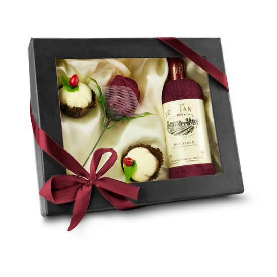 Gästetuch 33 x 72 cm gerollt als Weinflasche, 1 Gesichtstuch 20 x 20 cm geformt als Rose & 2 Gesichtstücher 20 x 20 cm gerollt als Pralinen