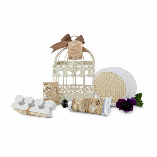 45 ml Bodylotion, Schwamm, 35 g Seife, 2 Zehentrenner und 2 Holzstäbchen im kleinen Metallkäfig mit aufklappbarem Dach