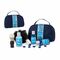 90 ml Shampoo, 90 ml Duschgel, 90 ml Bodylotion, Rasierpinsel, Mesh-Schwamm, im hochwertigen dunkelblauen Kulturbeutel mit Banderole