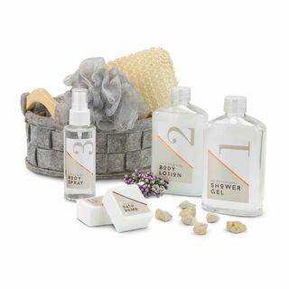 280 ml Duschgel, 280 ml Body Lotion, 105 ml Körperspray, 2 x 40 g Badebombe, Mesh-Schwamm in grau, Sisal-Schwamm, im dekorativen Filzkorb