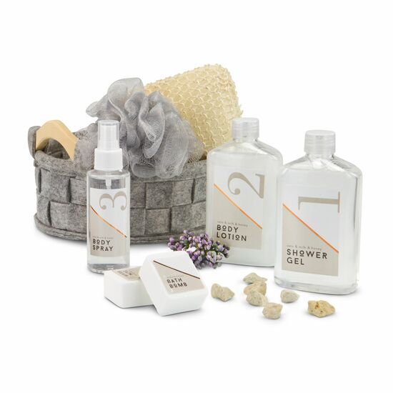 280 ml Duschgel, 280 ml Body Lotion, 105 ml Körperspray, 2 x 40 g Badebombe, Mesh-Schwamm in grau, Sisal-Schwamm, im dekorativen Filzkorb