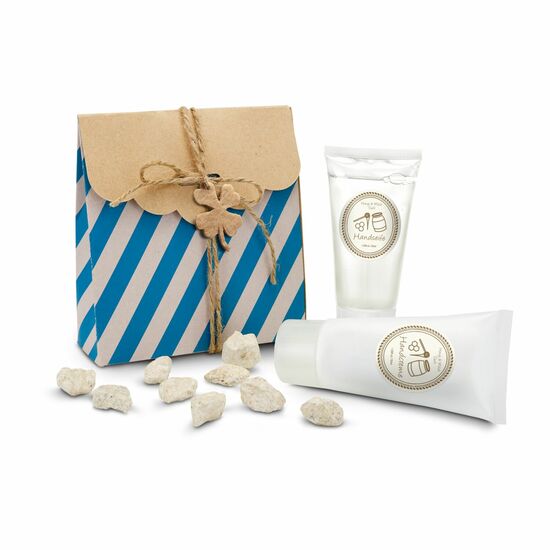 Papiertüte gefüllt mit je 50ml Handseife und Handcreme in der Tube, mit Glücksklee-Anhänger