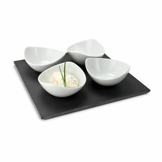4 schwungvolle, helle Schalen und eine dunkle Schieferplatte, ideal zum Servieren von Dips, Soßen oder Marmeladen