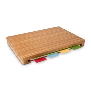 4 registerartige, farbige Kunststoffbretter im Bambuskörper, zur hygienischen Trennung verschiedener Lebensmittelarten (Bambus, Kunststoff)