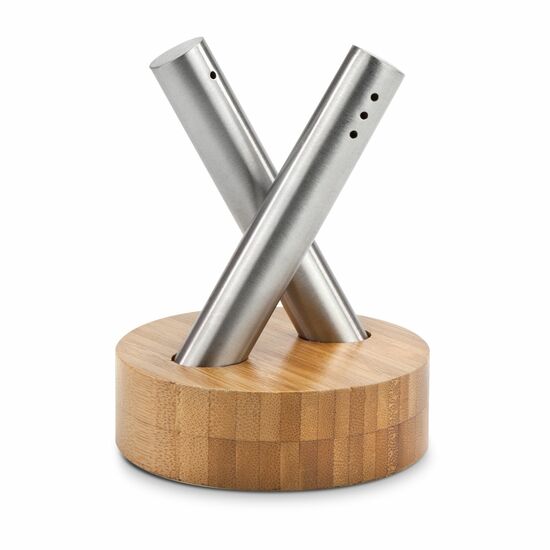 Schlank und elegant präsentieren sich Salz und Pfeffer als perfektes Paar, sicherer Halt im Bambusständer