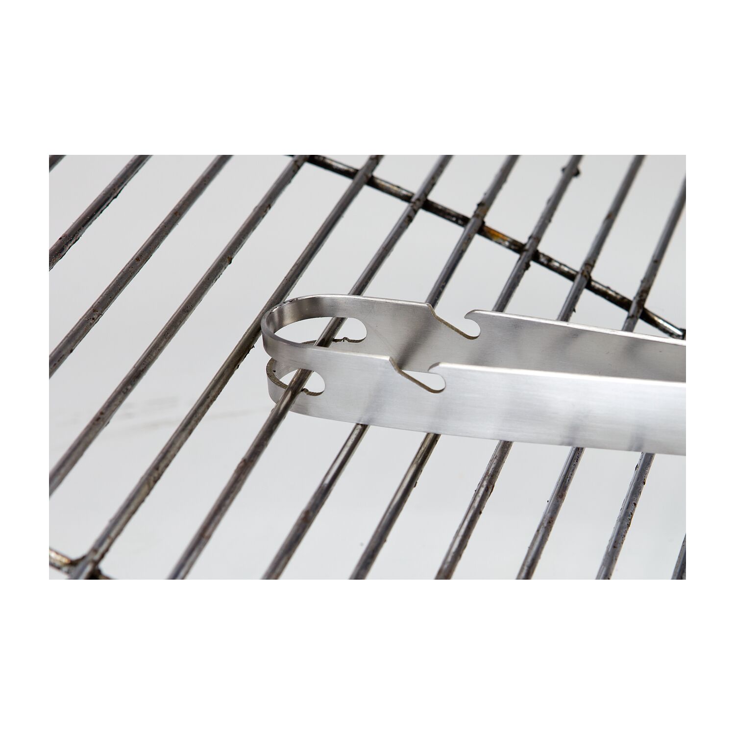 Innovative Profi-Grillzange mit fünf praktischen Funktionen: Grillzange, Grillgabel, Flaschenöffner, Grillrost-Reiniger und Grillrost-Heber