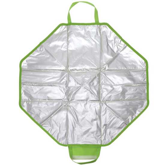 Gefaltete Kühltasche und Picknickmatte
