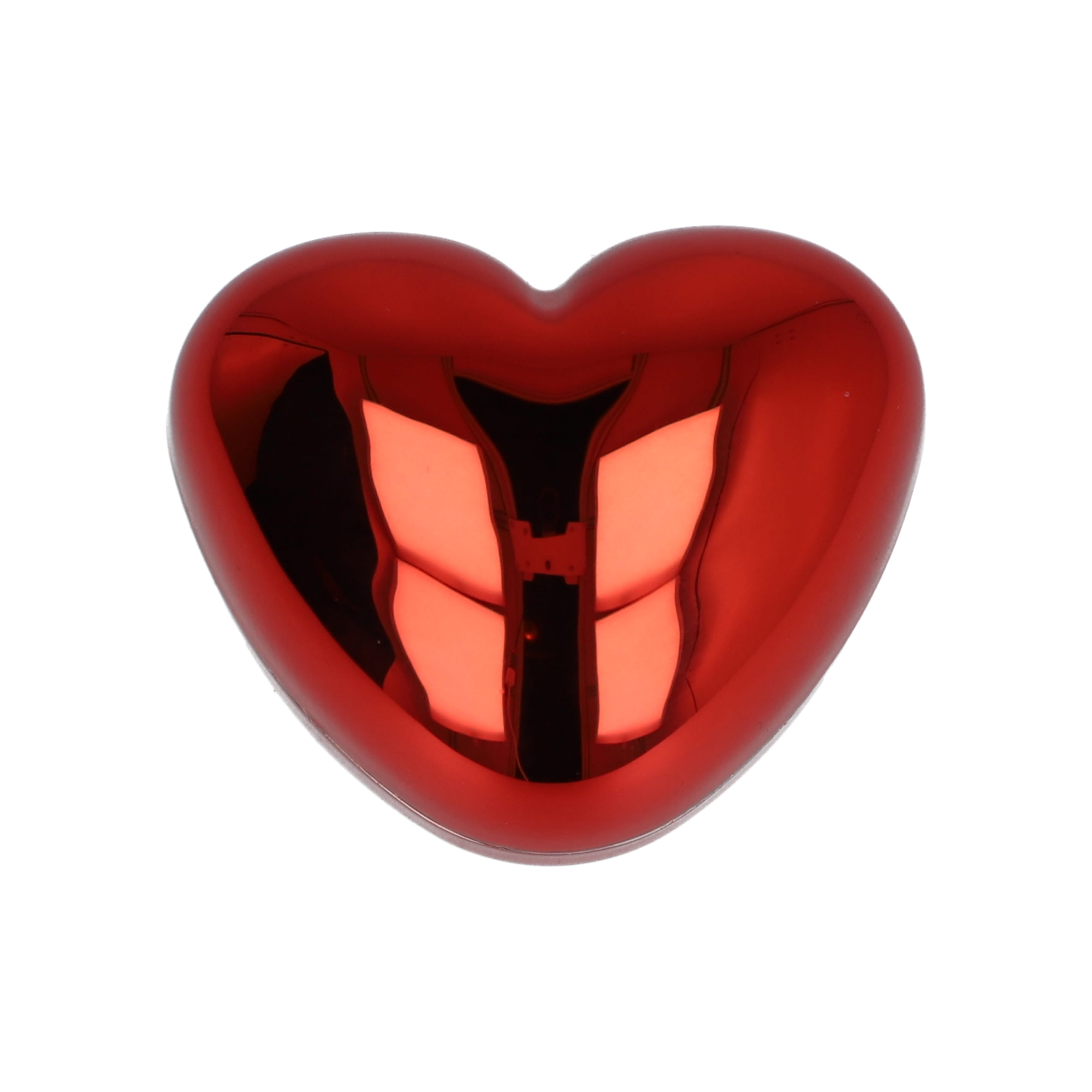 Lippenbalsam in metallischer Herzformdose