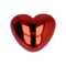 Lippenbalsam in metallischer Herzformdose